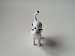 Söt svartvit katt / miniatyr
