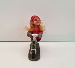 Tomtenisse på cykel