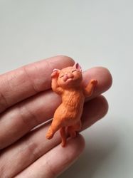 Orange katt som vilar