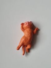 Orange katt som vilar