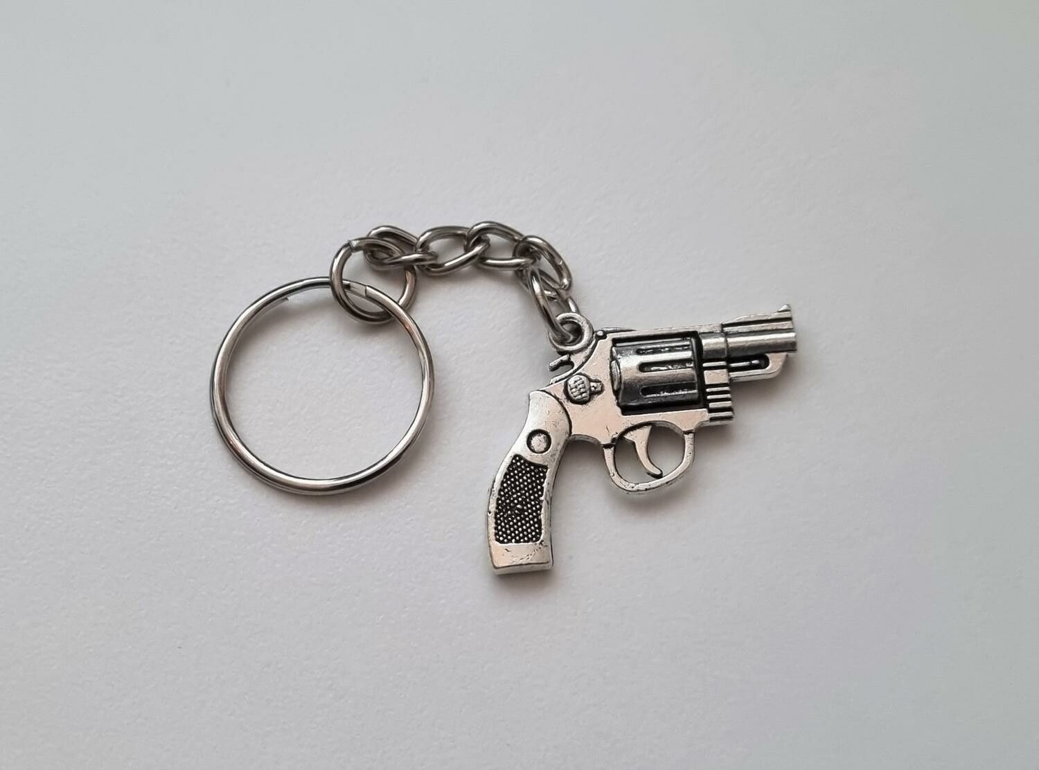 1 st Nyckelring - Silverfärgad revolver