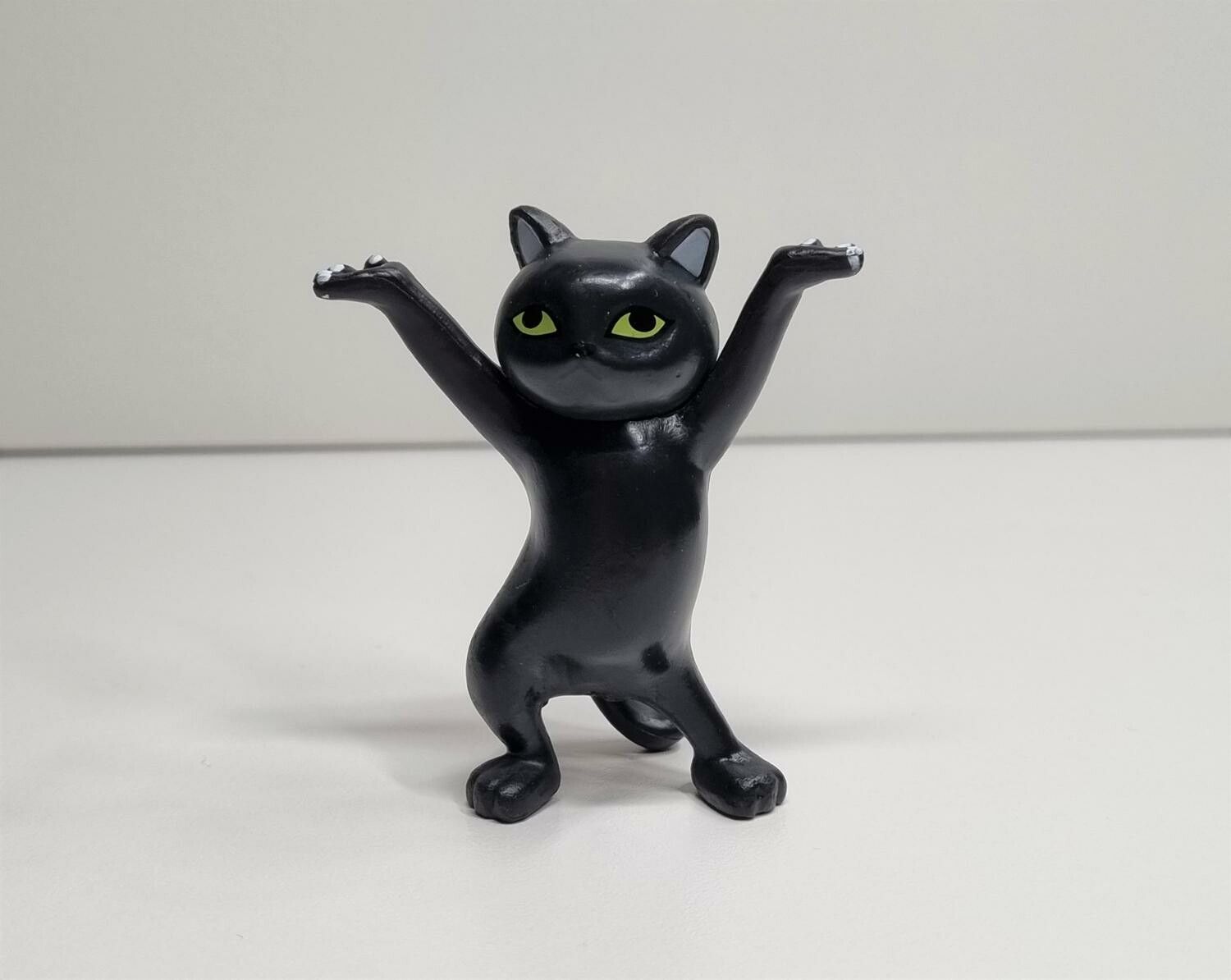 Dansande katt, katt med uppsträckta tassar. Figurin (svart)