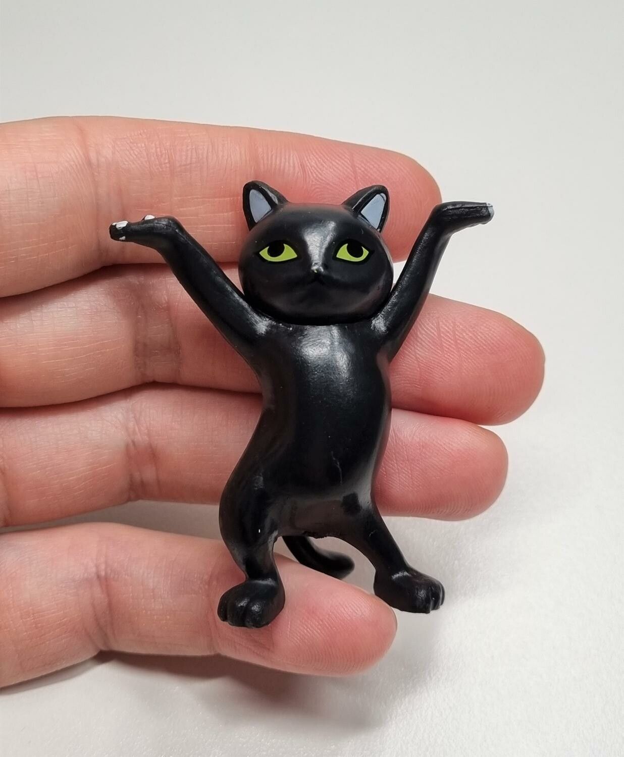 Dansande katt, katt med uppsträckta tassar. Figurin (svart)