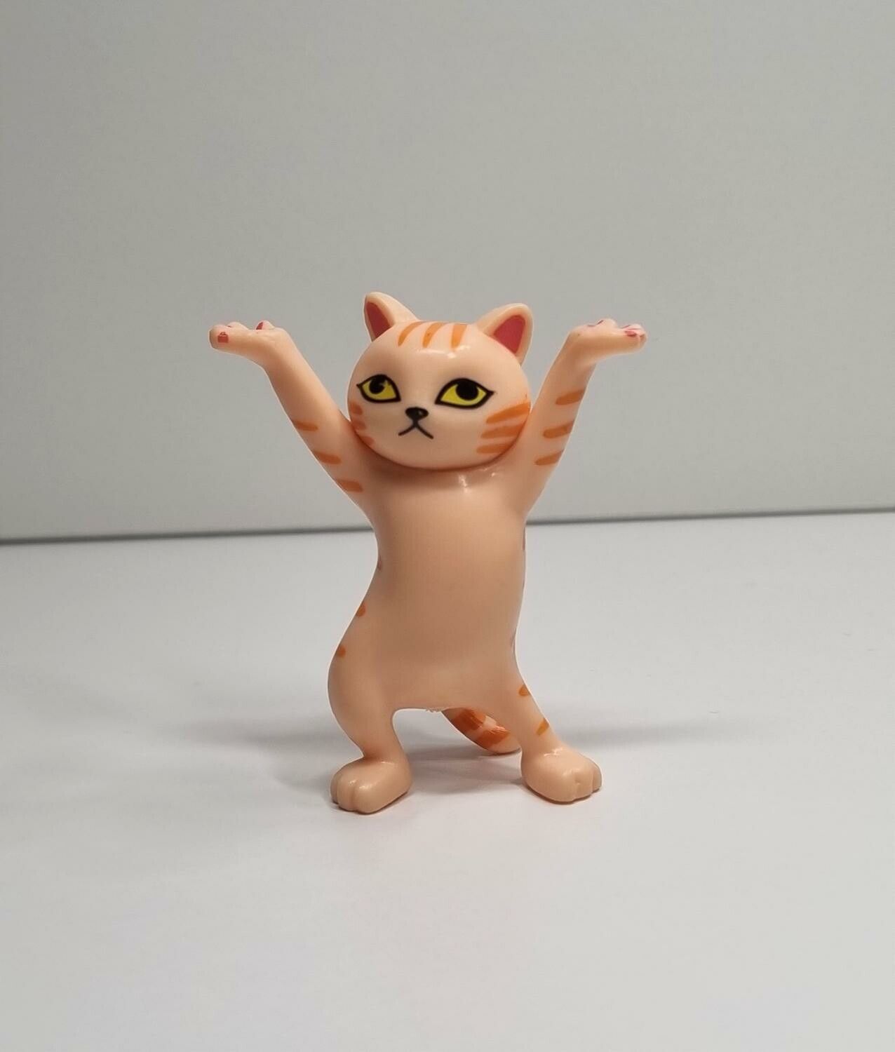 Dansande katt, katt med uppsträckta tassar. Figurin (orange)