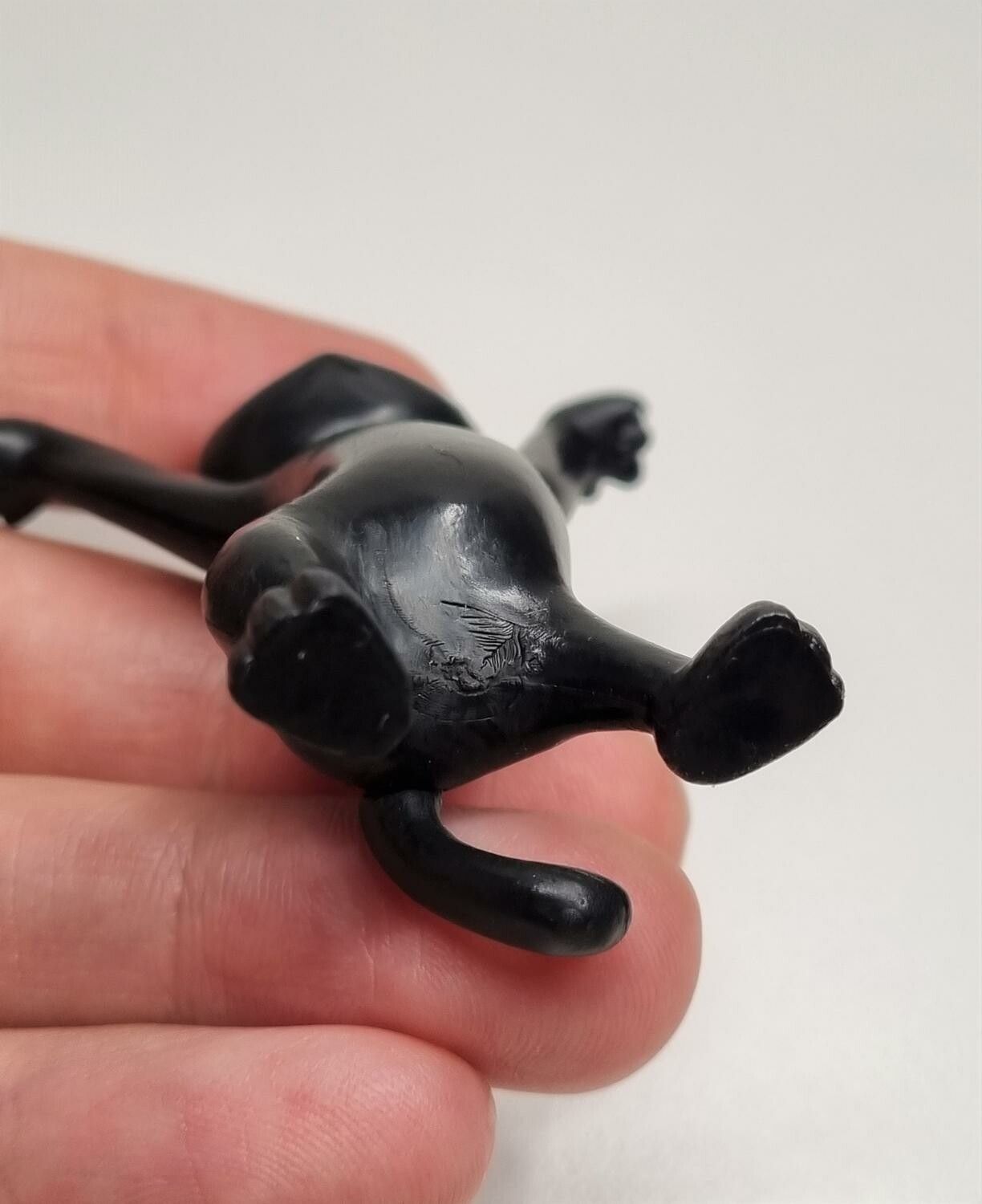 Dansande katt, katt med uppsträckta tassar. Figurin (svart)