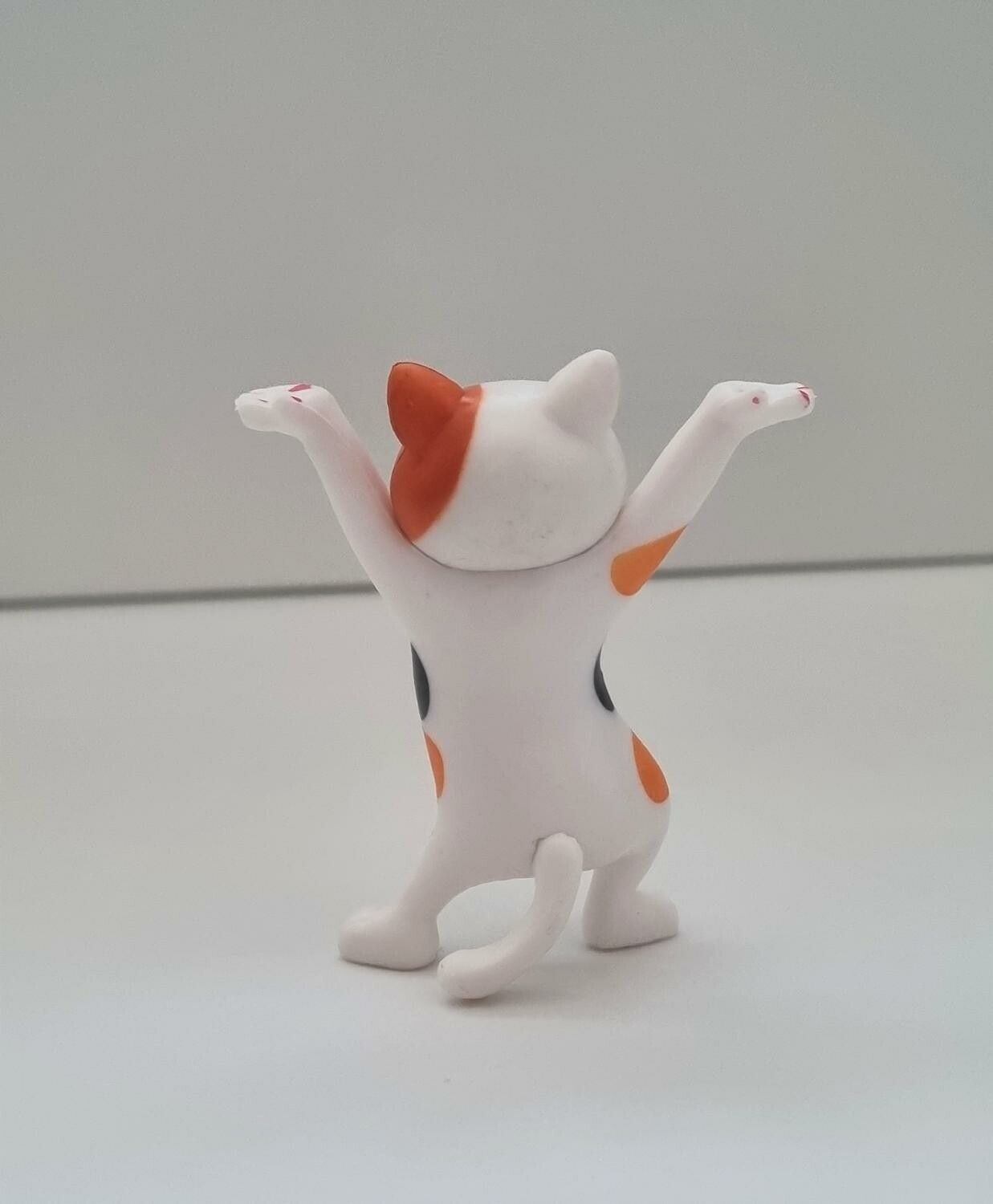 Dansande katt, katt med uppsträckta tassar. Figurin (vit/orange)