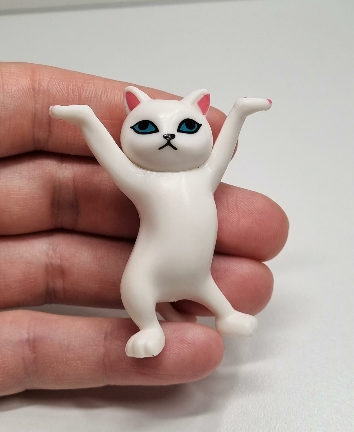 Dansande katt, katt med uppsträckta tassar. Figurin (vit)