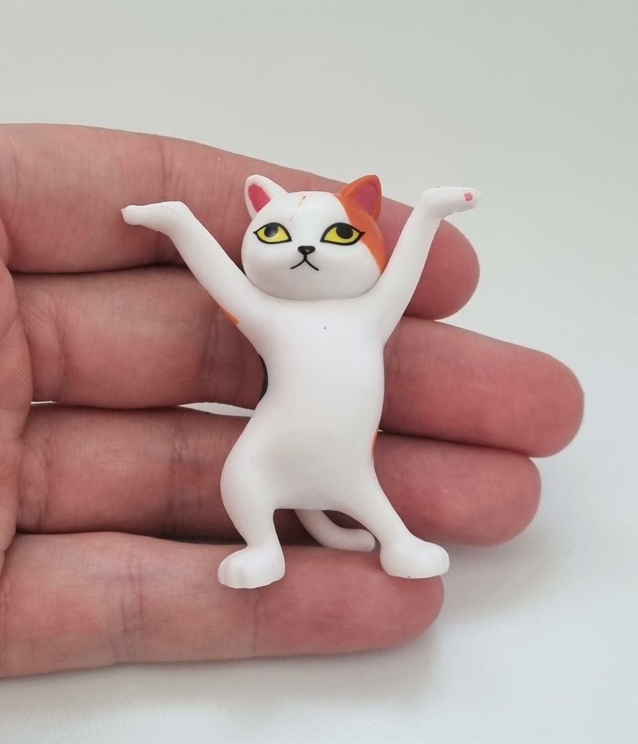 Dansande katt, katt med uppsträckta tassar. Figurin (vit/orange)