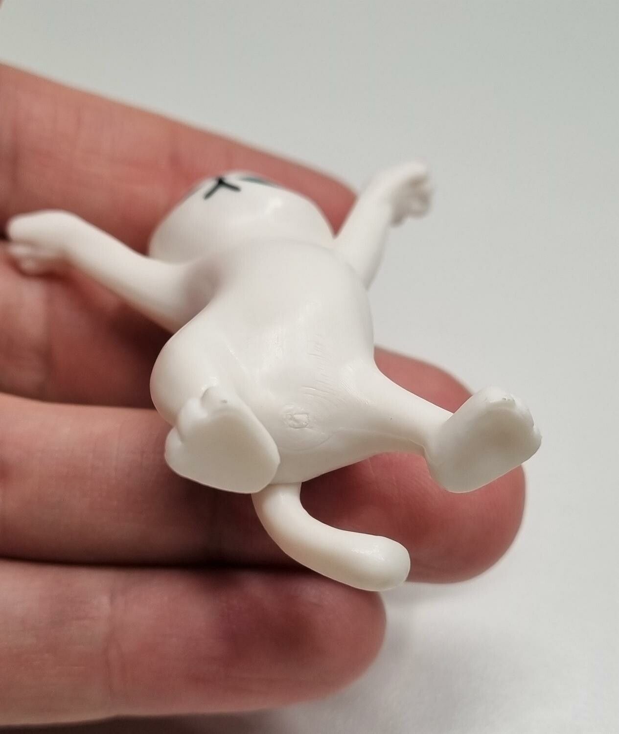 Dansande katt, katt med uppsträckta tassar. Figurin (vit)