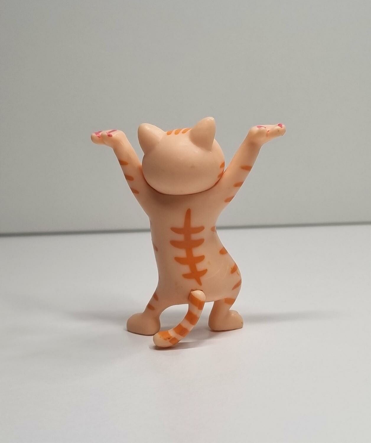 Dansande katt, katt med uppsträckta tassar. Figurin (orange)