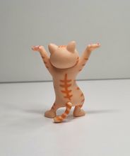 Dansande katt, katt med uppsträckta tassar. Figurin (orange)