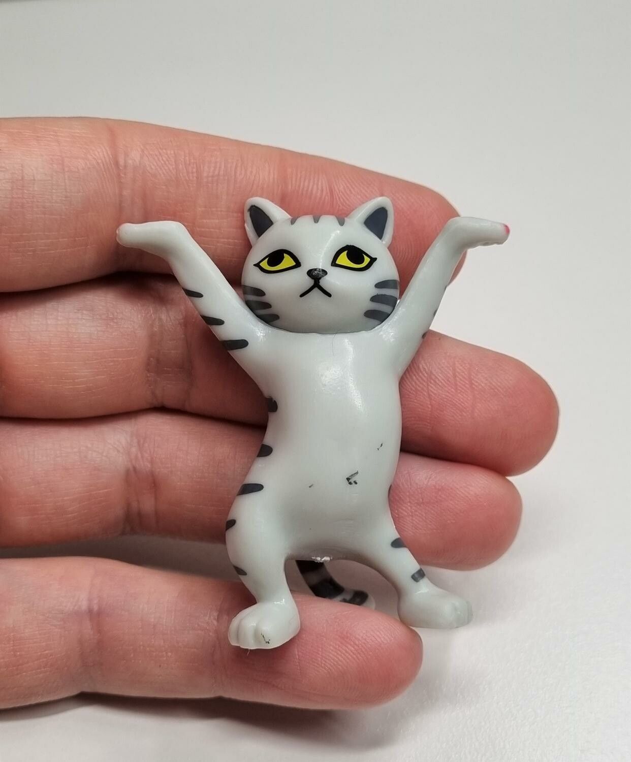 Dansande katt, katt med uppsträckta tassar. Figurin (grå)