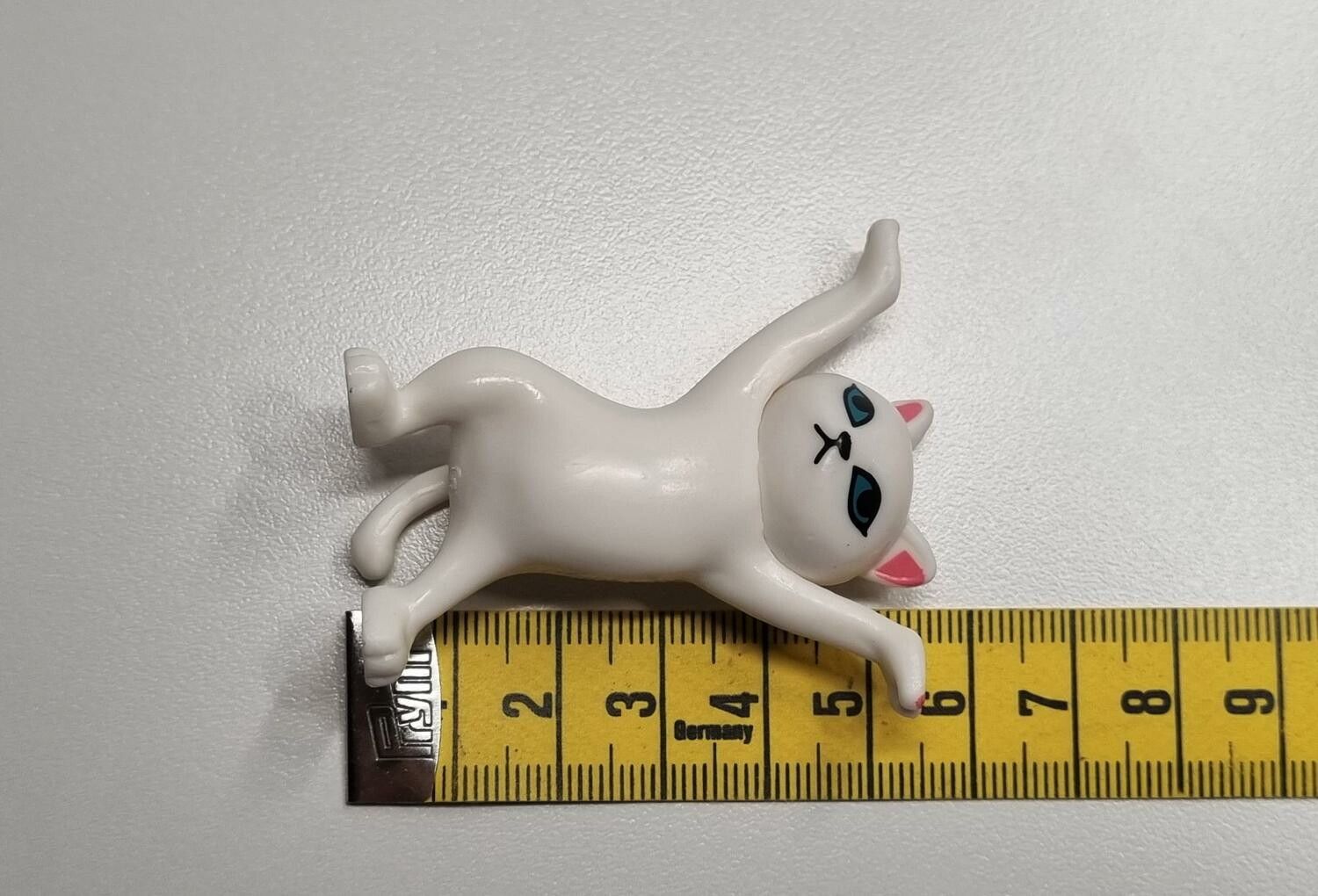 Dansande katt, katt med uppsträckta tassar. Figurin (vit)
