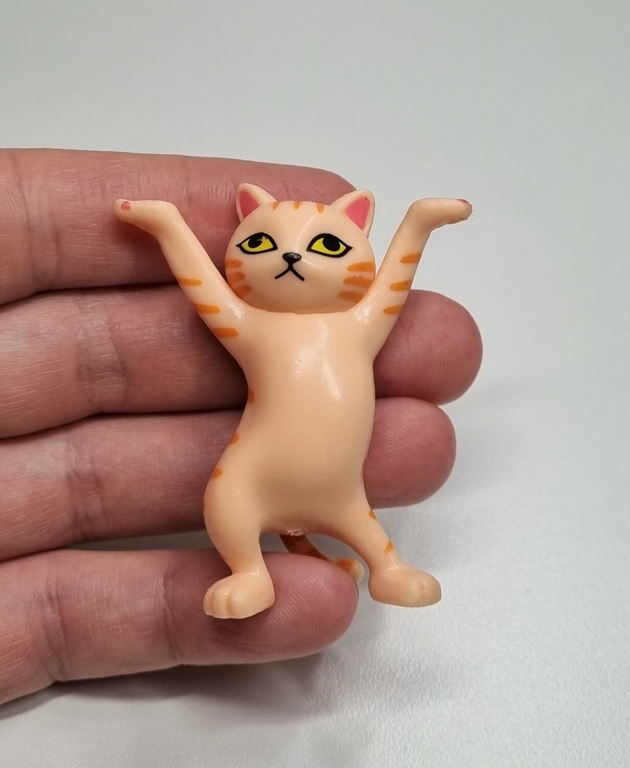 Dansande katt, katt med uppsträckta tassar. Figurin (orange)