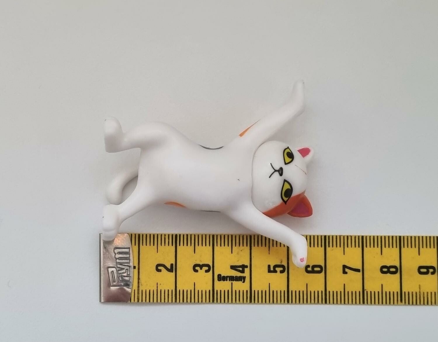 Dansande katt, katt med uppsträckta tassar. Figurin (vit/orange)
