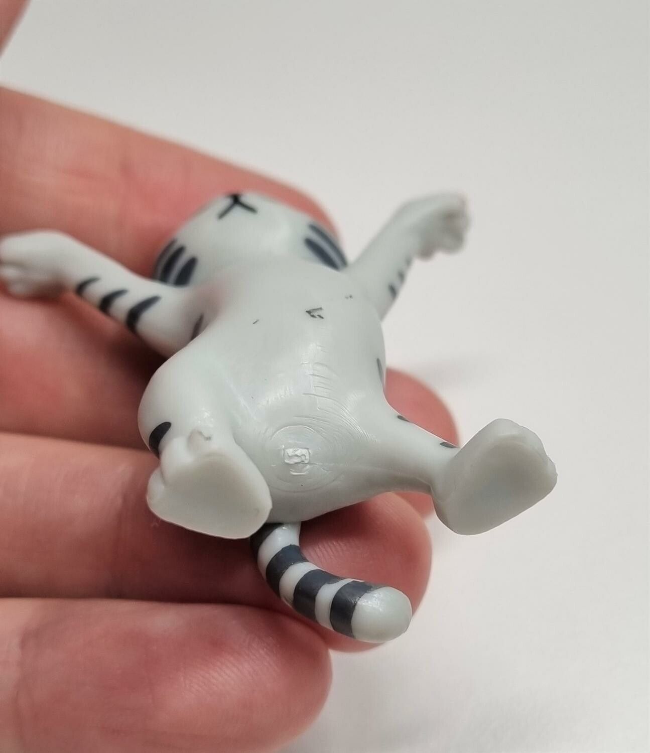 Dansande katt, katt med uppsträckta tassar. Figurin (grå)