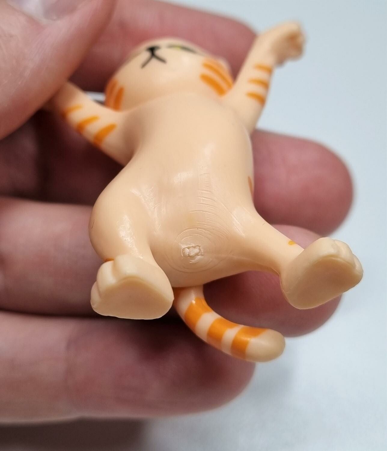 Dansande katt, katt med uppsträckta tassar. Figurin (orange)