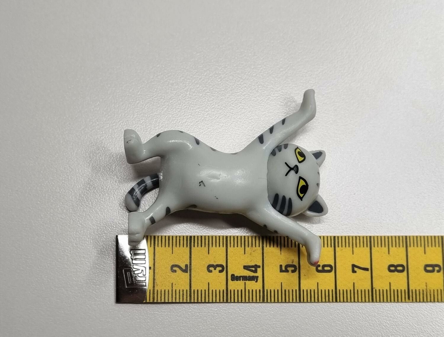 Dansande katt, katt med uppsträckta tassar. Figurin (grå)
