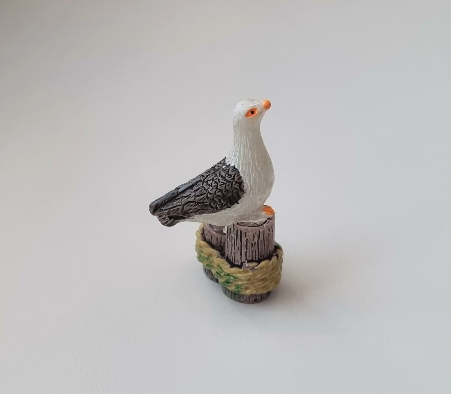 Fiskmås, miniatyrfiskmås på stubbe