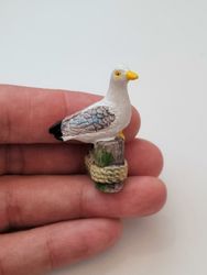Fiskmås, miniatyrfiskmås på stubbe
