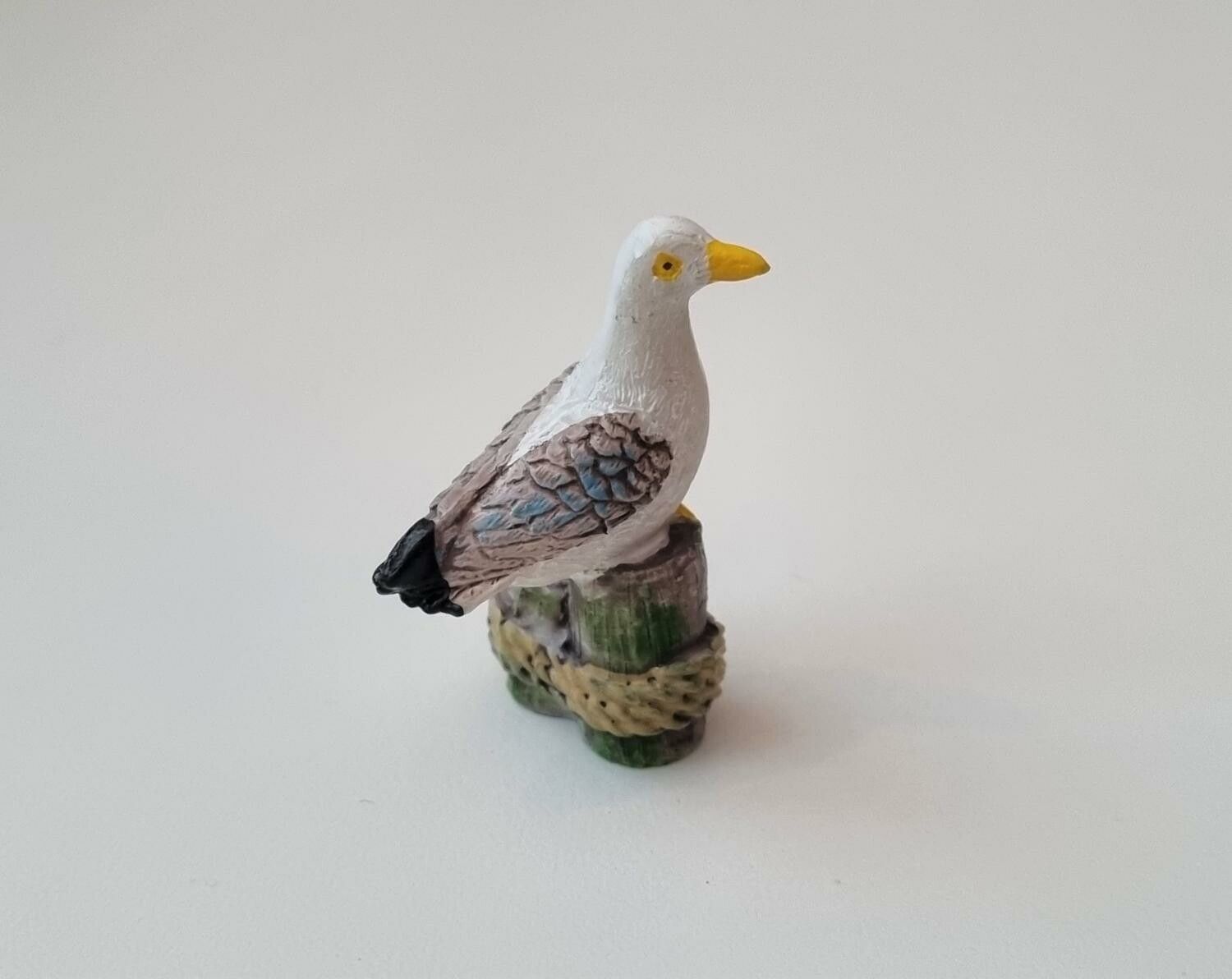 Fiskmås, miniatyrfiskmås på stubbe