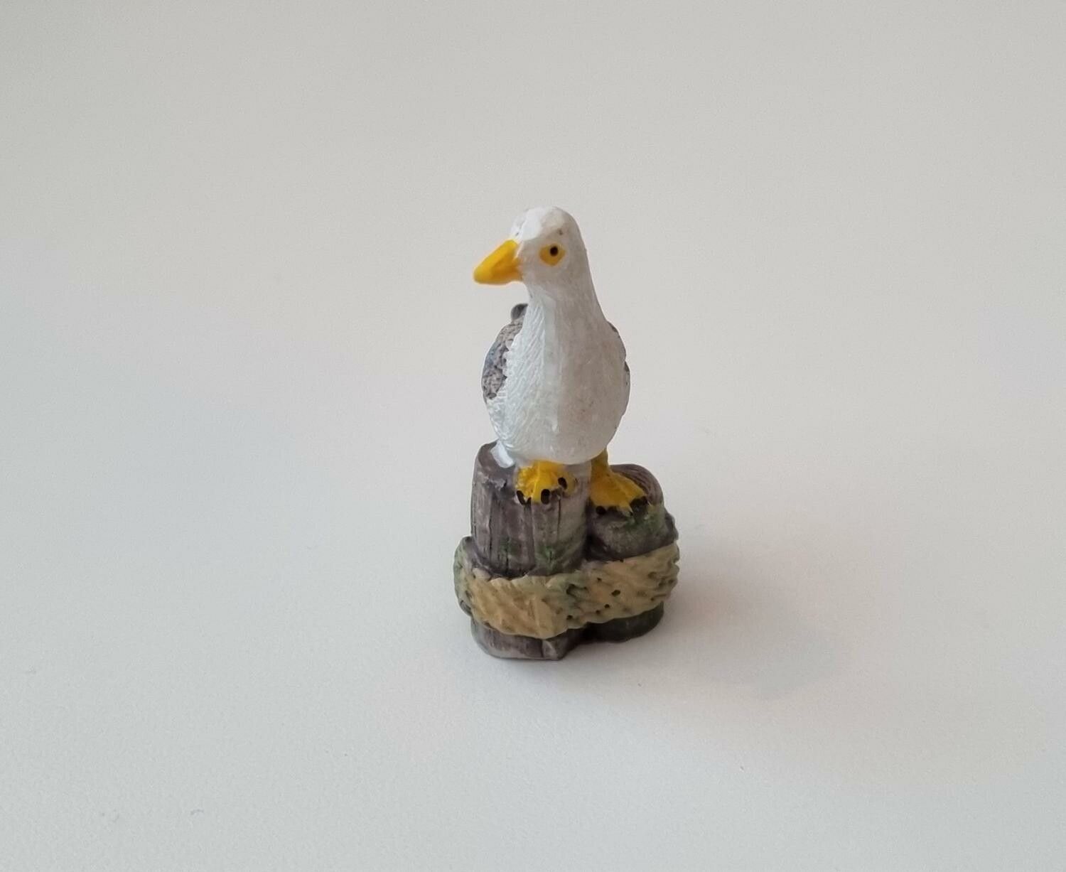 Fiskmås, miniatyrfiskmås på stubbe