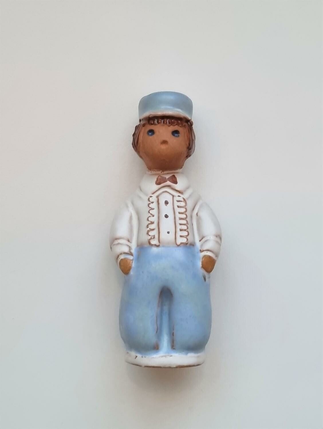 Söt figurin. Pojke med blåa byxor (8 cm hög, 57 gram)