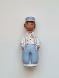 Söt figurin. Pojke med blåa byxor (8 cm hög, 57 gram)
