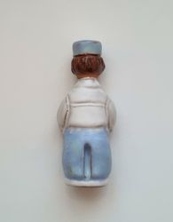 Söt figurin. Pojke med blåa byxor (8 cm hög, 57 gram)