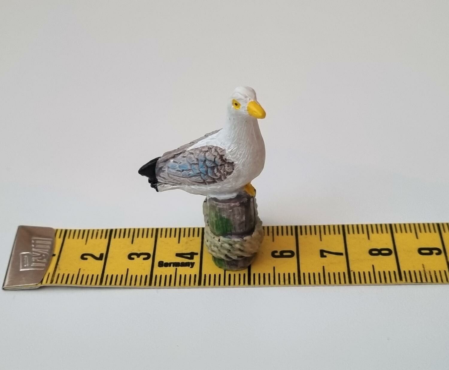 Fiskmås, miniatyrfiskmås på stubbe