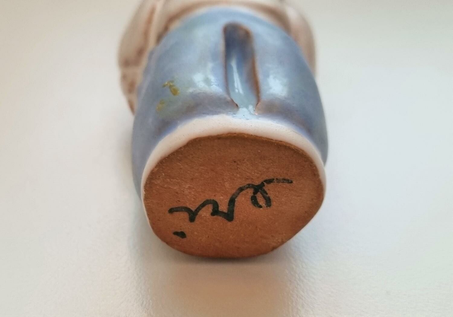 Söt figurin. Pojke med blåa byxor (8 cm hög, 57 gram)