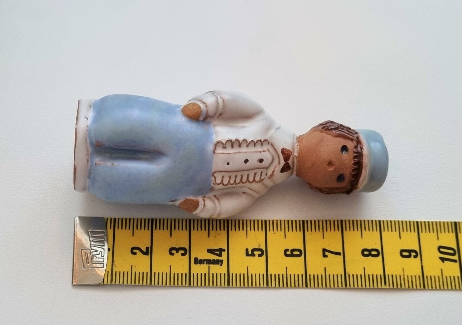 Söt figurin. Pojke med blåa byxor (8 cm hög, 57 gram)