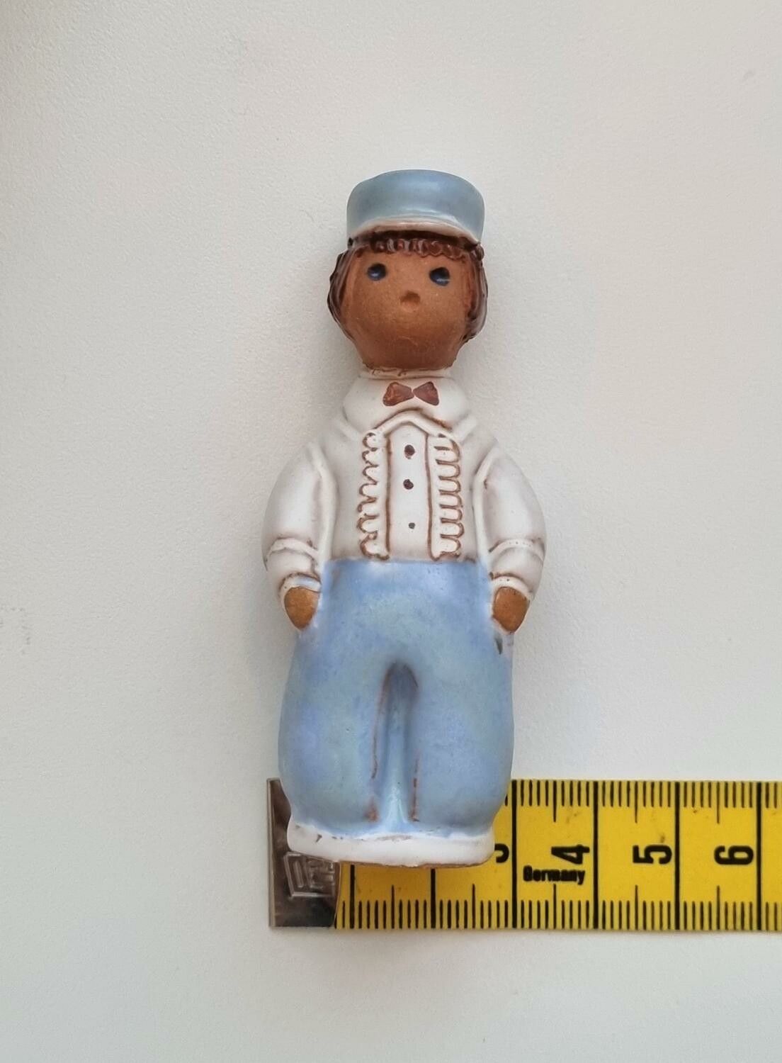 Söt figurin. Pojke med blåa byxor (8 cm hög, 57 gram)