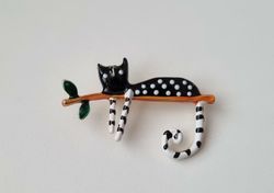 Brosch, vilande katt på gren