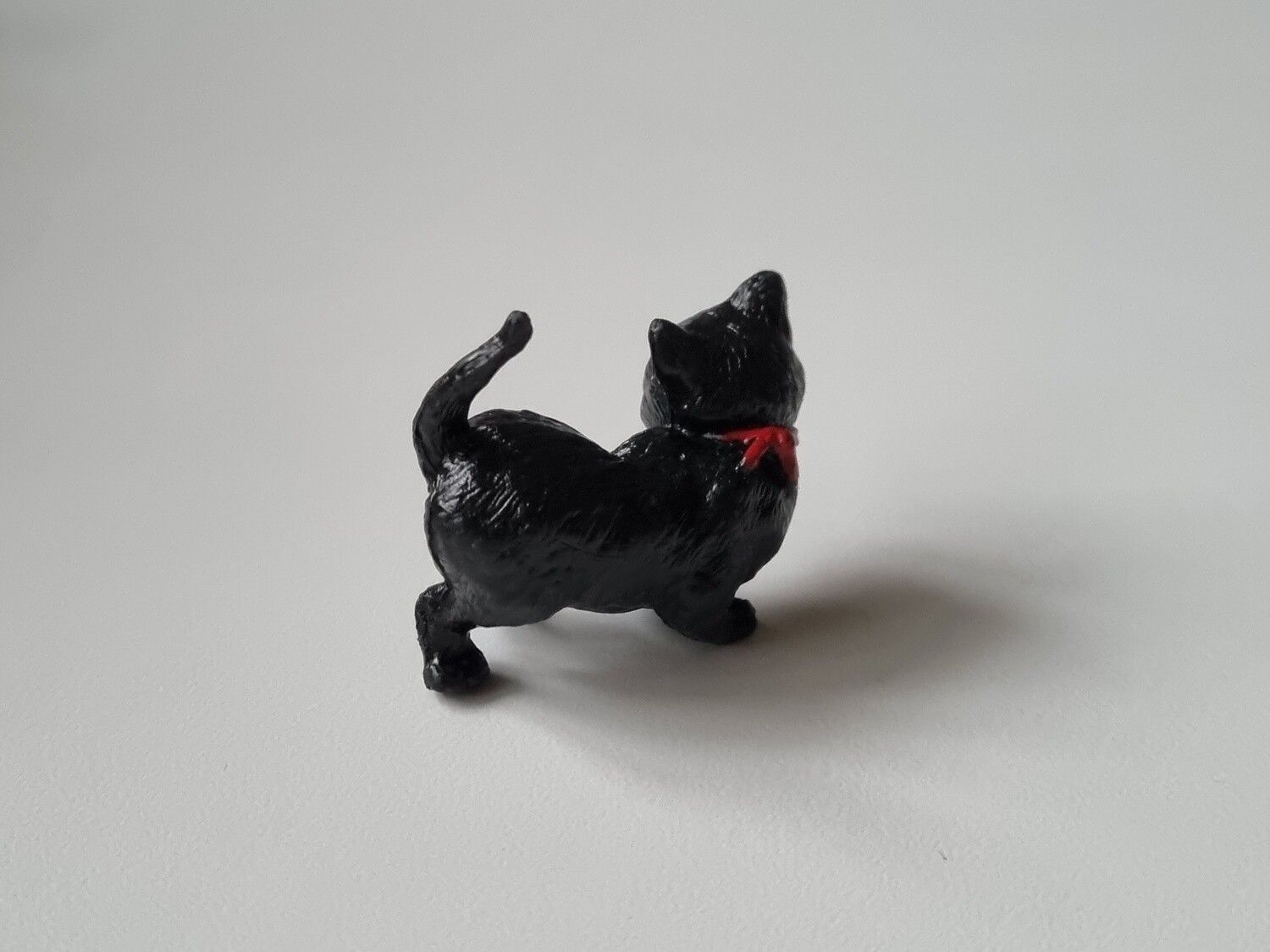 Svart katt på sin vakt / miniatyr