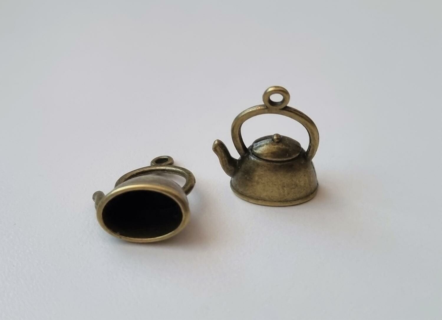 2 st bronsfärgade tekannor, berlocker charms miniatyrer