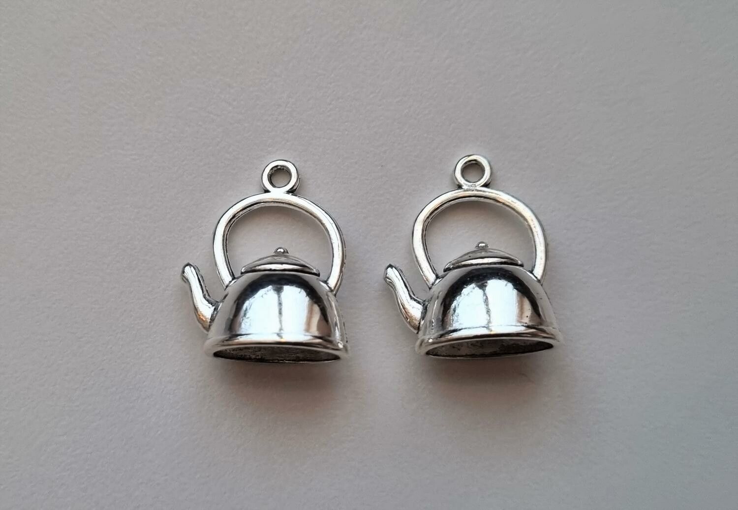 2 st silverfärgade tekannor, berlocker charms miniatyrer