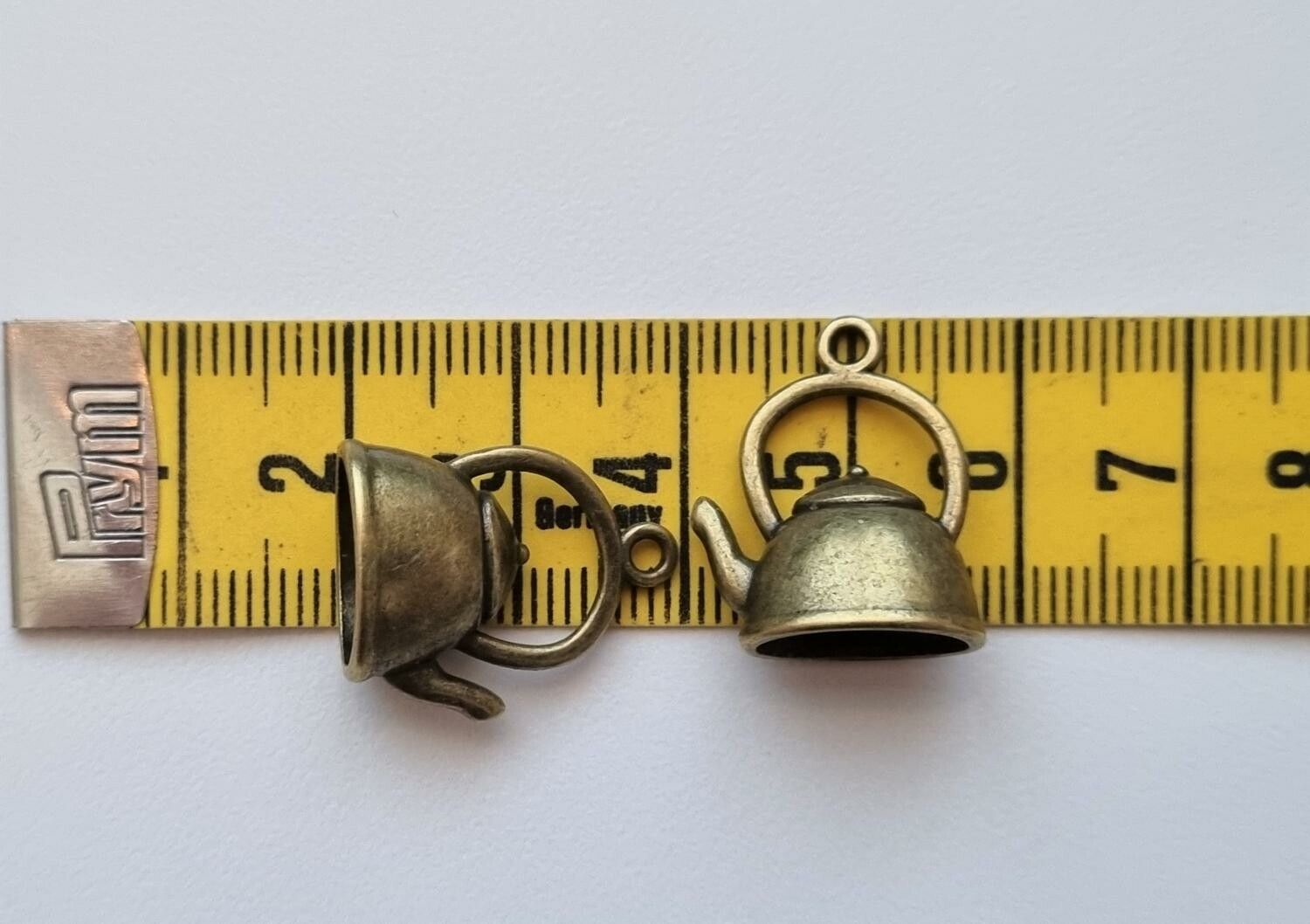 2 st bronsfärgade tekannor, berlocker charms miniatyrer
