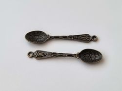 2 st Skedar, berlocker charms miniatyrer