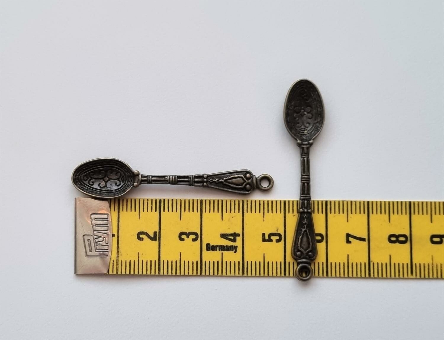 2 st Skedar, berlocker charms miniatyrer