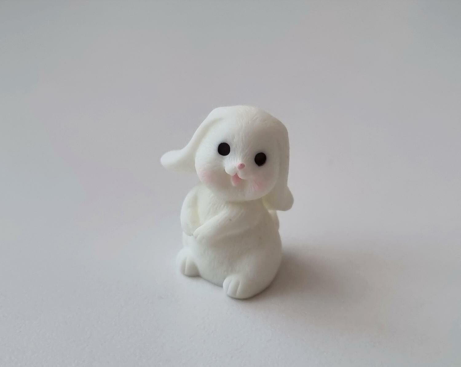 Söt liten kanin, minikanin. Miniatyr för dockskåp / tittskåp (variant 22)