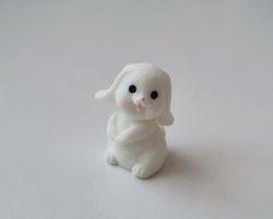 Söt liten kanin, minikanin. Miniatyr för dockskåp / tittskåp (variant 22)