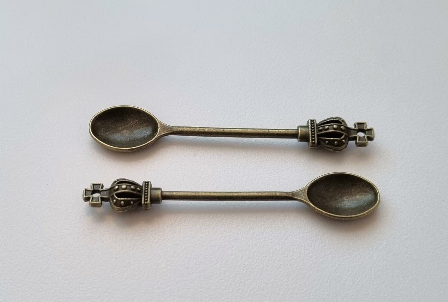 2 st bronsfärgade skedar, berlocker charms miniatyrer