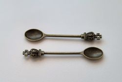 2 st bronsfärgade skedar, berlocker charms miniatyrer
