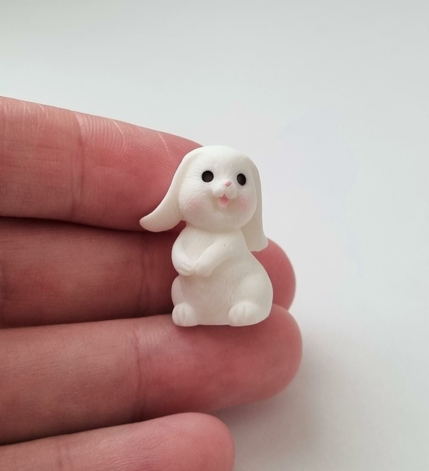 Söt liten kanin, minikanin. Miniatyr för dockskåp / tittskåp (variant 22)