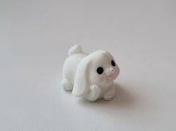 Söt liten kanin, minikanin. Miniatyr för dockskåp / tittskåp (variant 24)