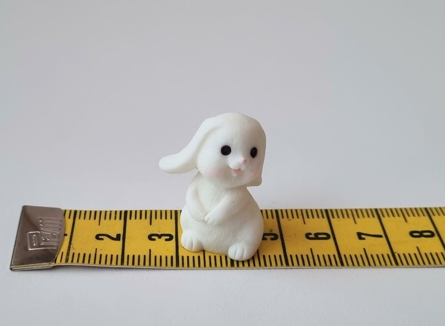 Söt liten kanin, minikanin. Miniatyr för dockskåp / tittskåp (variant 22)