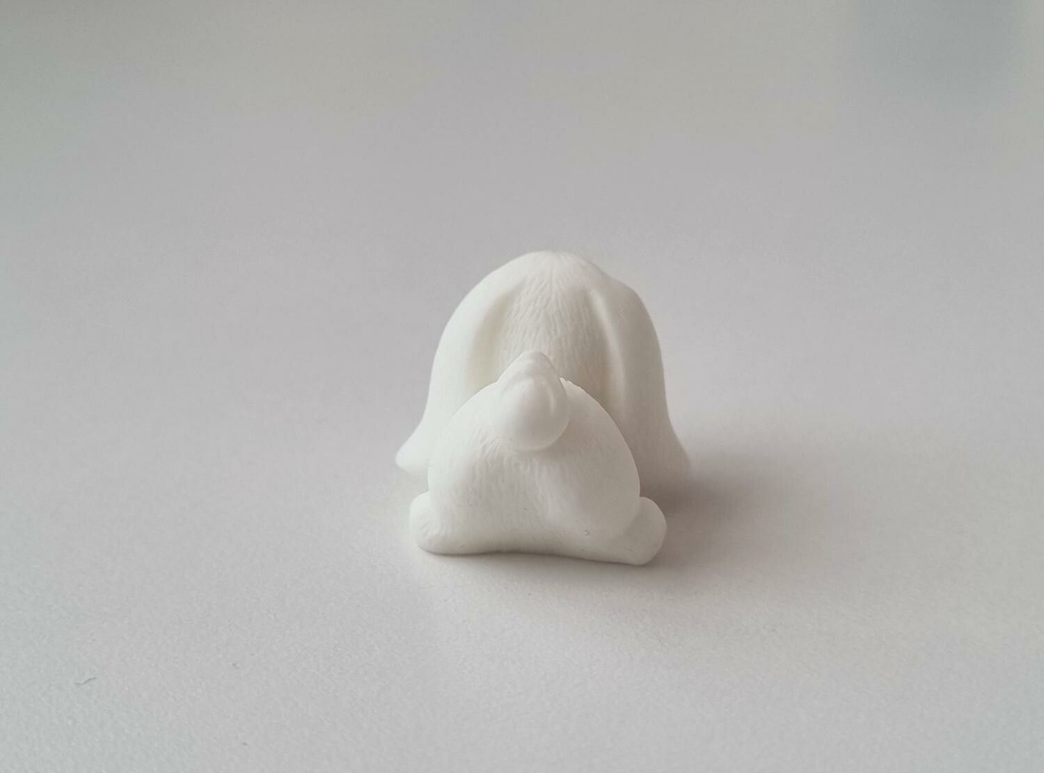 Söt liten kanin, minikanin. Miniatyr för dockskåp / tittskåp (variant 24)