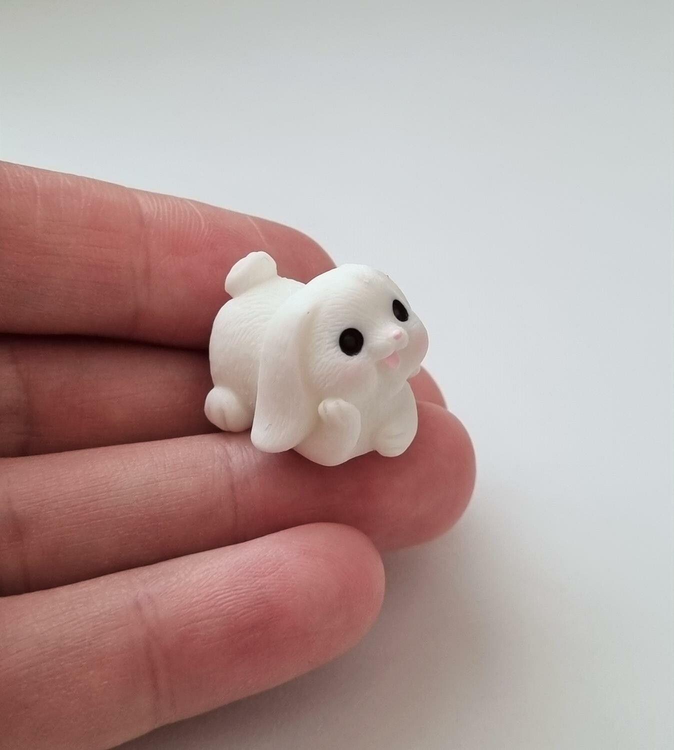 Söt liten kanin, minikanin. Miniatyr för dockskåp / tittskåp (variant 24)