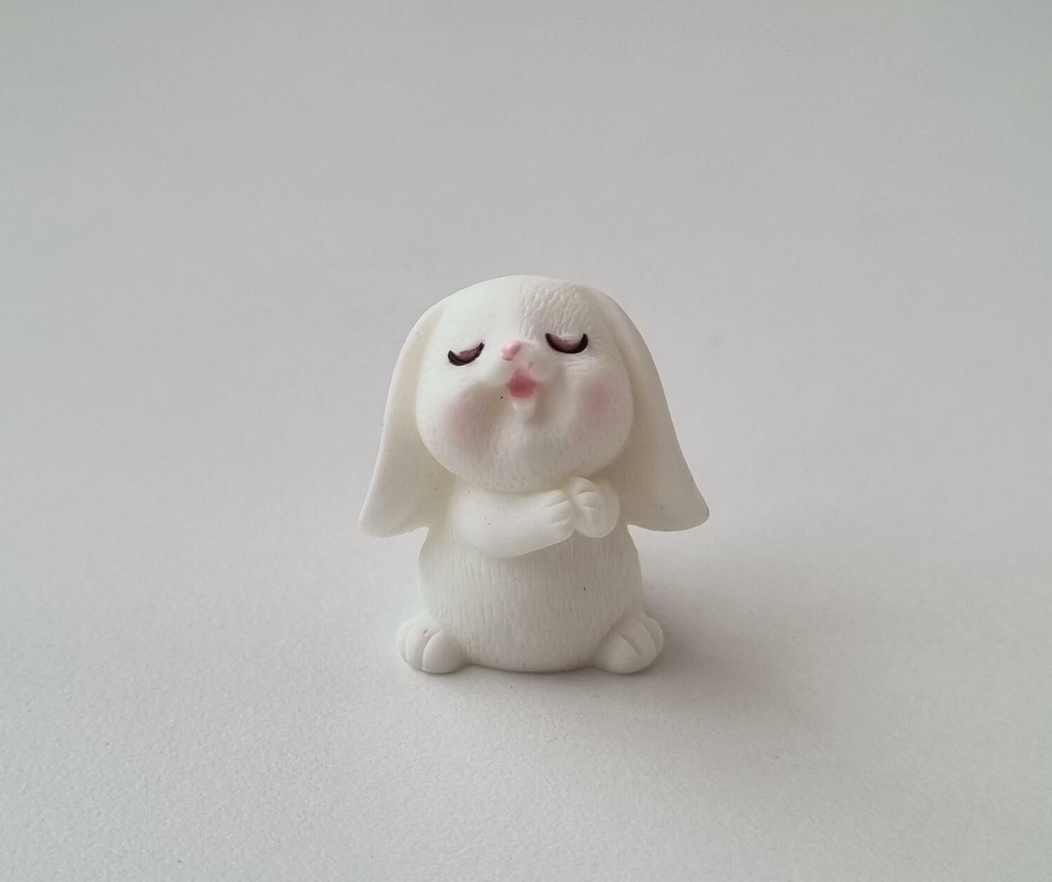 Söt liten kanin, minikanin. Miniatyr för dockskåp / tittskåp (variant 20)